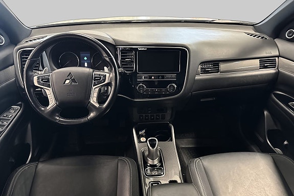 Moderne cockpit med touchscreen infotainment og førervennlige rattknapper.