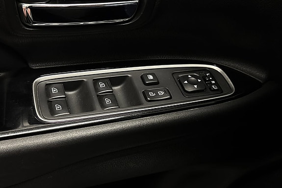 Elektriske vindus- og speilkontroller for enkel betjening under kjøring.