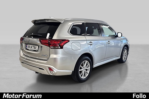 Romslig bakpart med kromdetaljer og elektrisk bakluke for enkel tilgang.