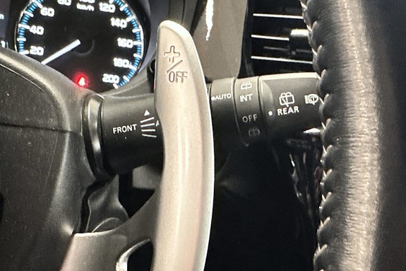 Oversiktlig instrumentpanel med digital hastighetsmåler og ladeindikator.