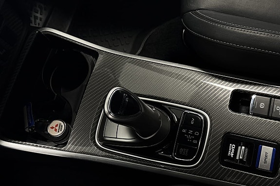 Sporty girspak og kontrollpanel med moderne karbonfiber-inspirert finish.