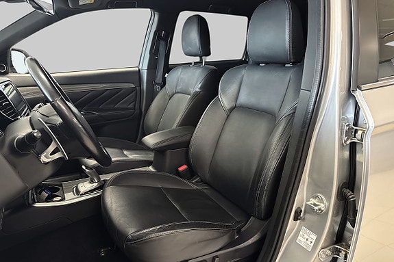 Eksklusive skinnseter og oppvarmet ratt gir kjørekomfort hele året.