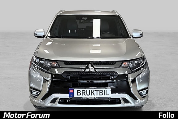 Moderne front med LED-lys og tydelig tilstedeværelse i sølv.