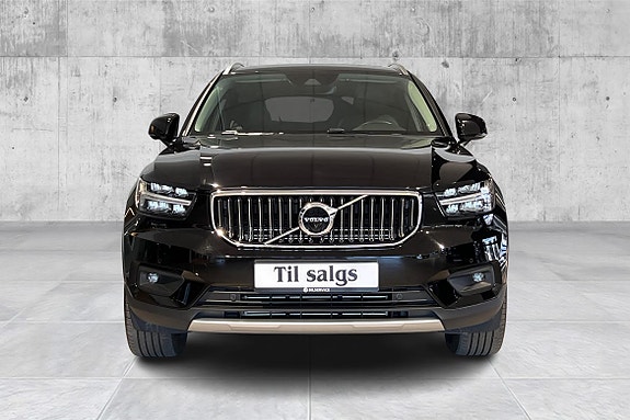 Volvo XC40 2 of 5