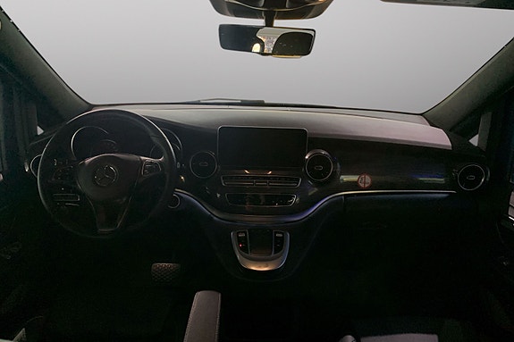Mercedes-Benz EQV300 19 of 21