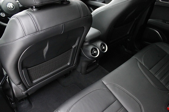 Alfa Romeo Stelvio 21 of 30