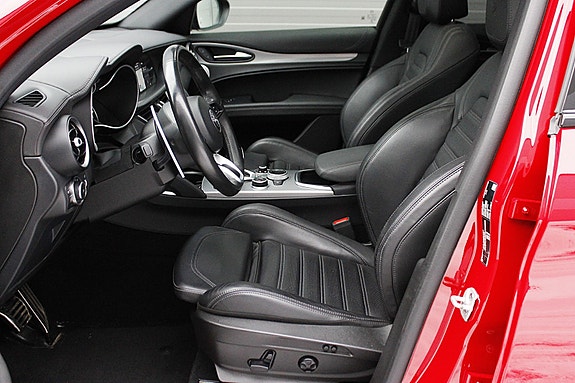 Alfa Romeo Stelvio 25 of 30