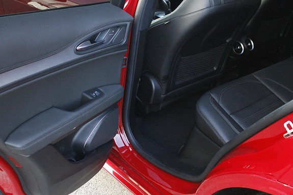 Alfa Romeo Stelvio 18 of 30