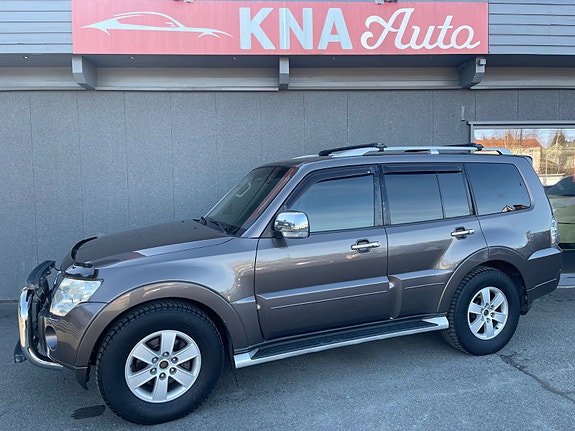Mitsubishi Pajero 2 of 30