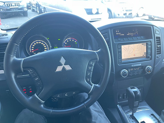 Mitsubishi Pajero 10 of 30