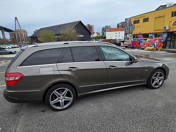 Mercedes-Benz E220 2 of 16
