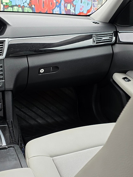 Mercedes-Benz E220 10 of 16