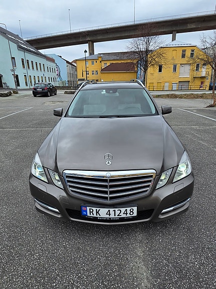 Mercedes-Benz E220 3 of 16
