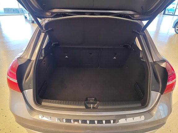 Mercedes-Benz GLA180 9 of 22