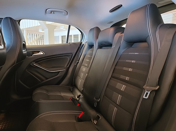 Mercedes-Benz GLA180 18 of 22