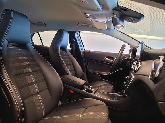 Mercedes-Benz GLA180 16 of 22