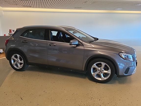 Mercedes-Benz GLA180 4 of 22