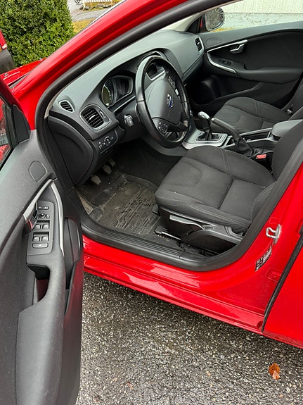 Volvo V40 12 of 24