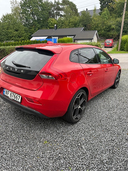 Volvo V40 2 of 24
