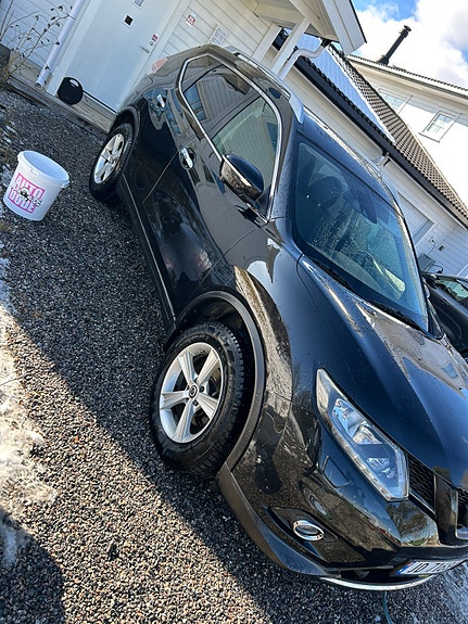 Nissan X-Trail 2 of 5