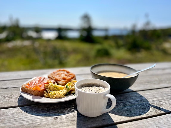 Frokost, lunsj og middag alle dager og drop-in for kaffe- og ølgjester.