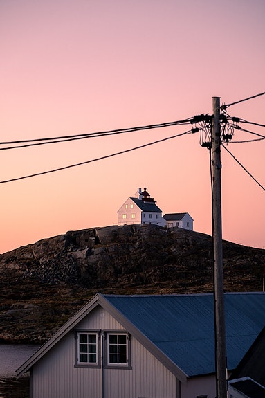 Myken ligger langt ute i storhavet. neste landkjenning vest for Myken fyr er Grønland.