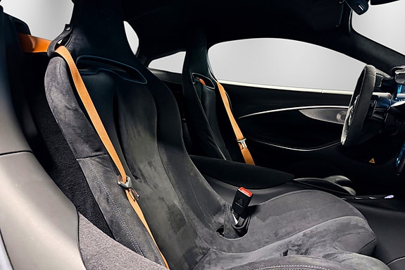 McLaren Artura 16 of 30