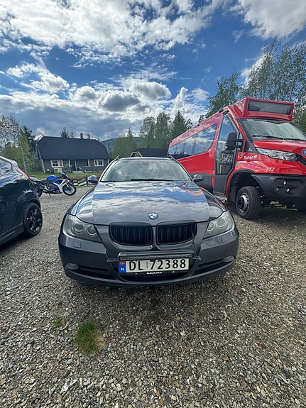 BMW 318d 3 of 5