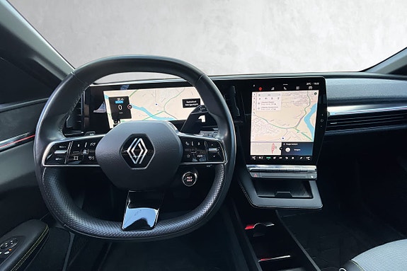 Digitalt førerdisplay gir tydelig og oversiktlig informasjon uten å stjele oppmerksomhet fra veien