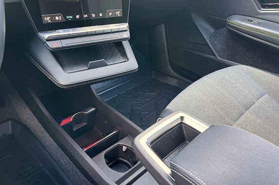 Praktiske oppbevaringsløsninger gjør kupeen funksjonell i daglig bruk