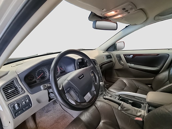Volvo XC70 11 of 28