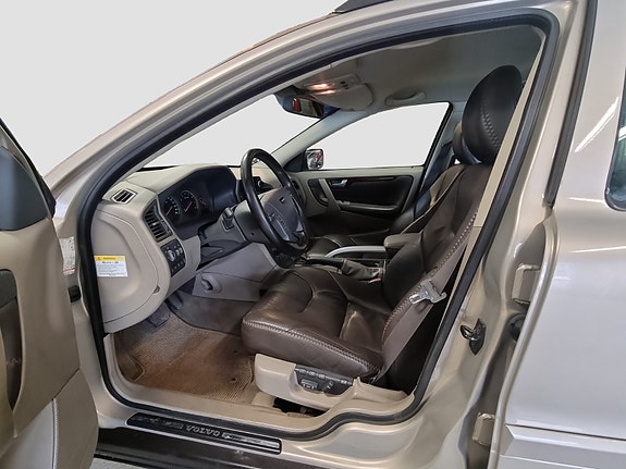Volvo XC70 10 of 28