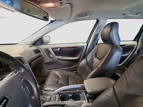 Volvo XC70 12 of 28
