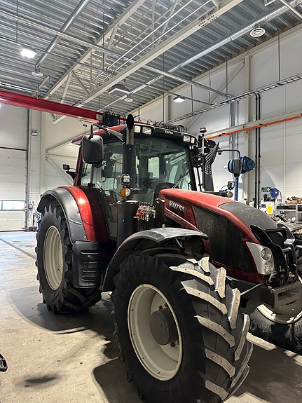 Valtra N163 med laster. Ventes inn!