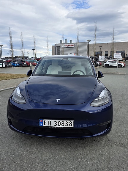 Tesla Model Y 3 of 5