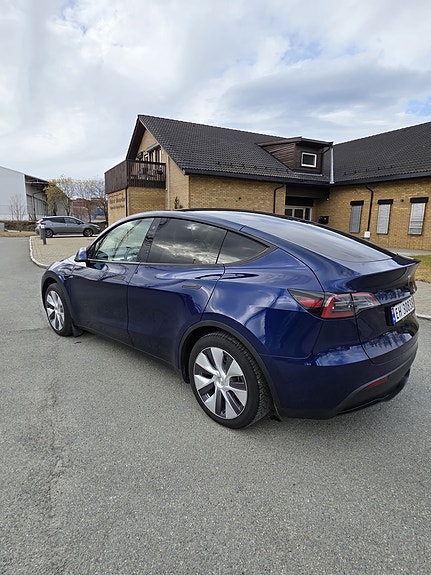 Tesla Model Y 4 of 5