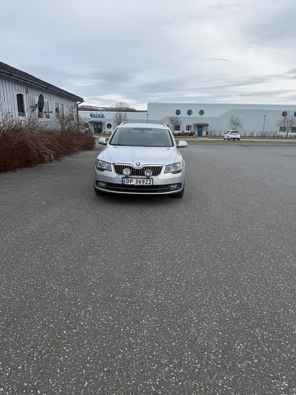 Skoda Superb 2 of 5