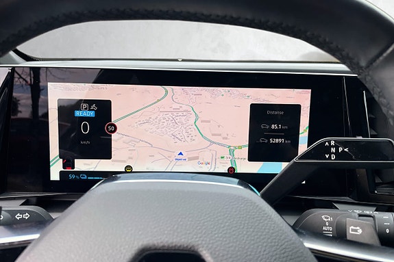 Digitalt førerdisplay gir tydelig og oversiktlig informasjon uten å stjele oppmerksomhet fra veien.