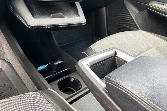 Praktiske oppbevaringsløsninger gjør kupeen funksjonell i daglig bruk.