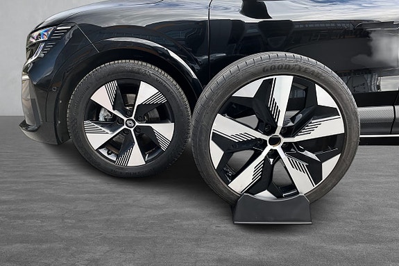 Goodyear sommerdekk på originale 20" felger. Viking Continental 7 piggfri vinterdekk originale 18" felger.