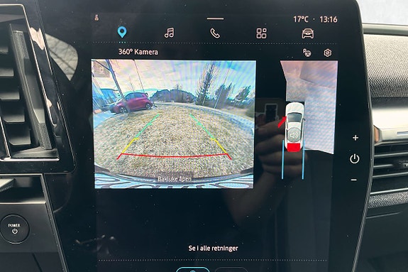 Rygge og 360-kamera gjør at du enkelt og smidig kan parkere på selv de trangeste plassene.