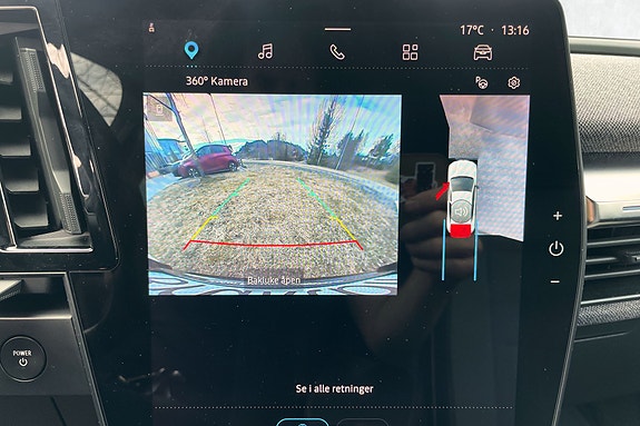 Rygge og 360-kamera gjør at du enkelt og smidig kan parkere på selv de trangeste plassene.