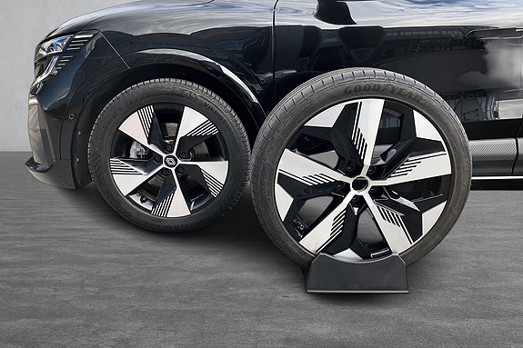 Goodyear sommerdekk på originale 20" felger. Viking Continental 7 piggfri vinterdekk originale 18" felger.