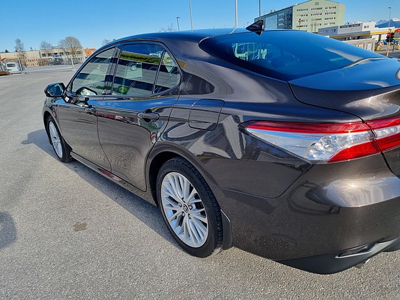 Toyota Camry 3 of 5