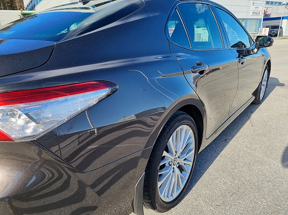 Toyota Camry 2 of 5
