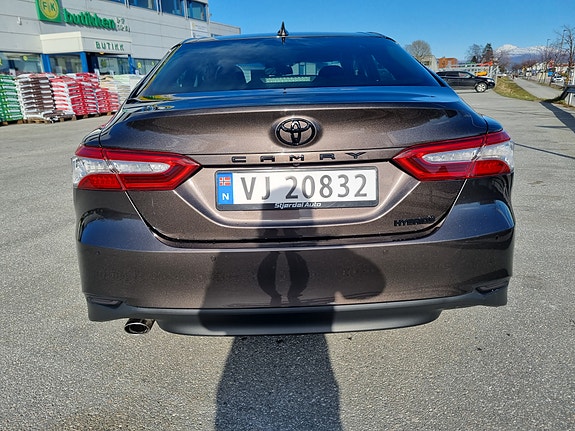 Toyota Camry 4 of 5