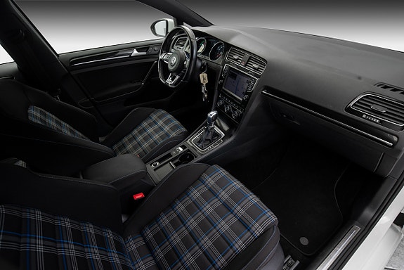 Volkswagen Golf VII 14 of 30