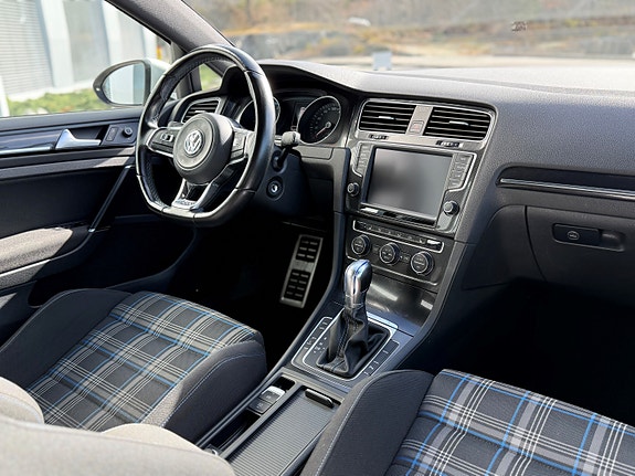 Volkswagen Golf VII 28 of 30
