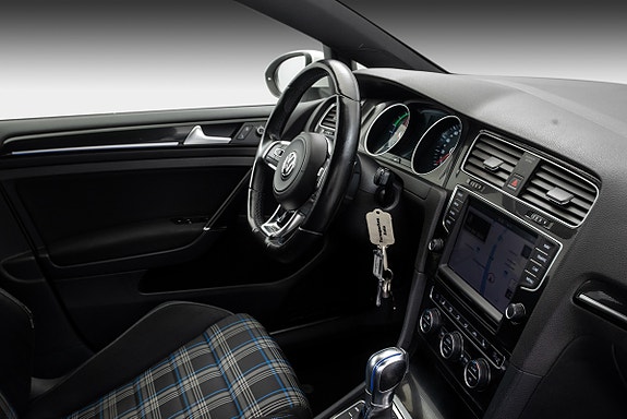 Volkswagen Golf VII 13 of 30