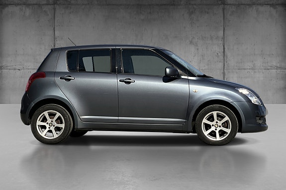 Suzuki Swift 3 of 5